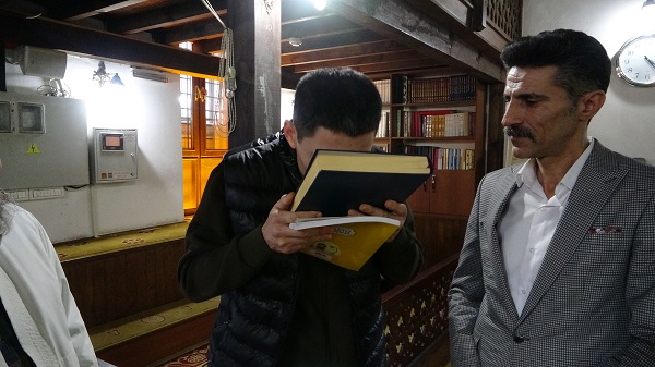 Eşi gözyaşlarına engel olamadı! Suşi ustası böyle Müslüman oldu