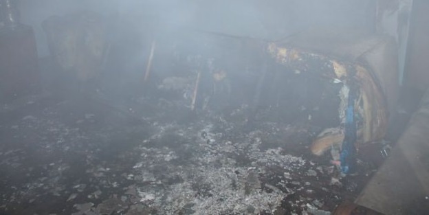 Eşi içerideyken evi ateşe verdi!