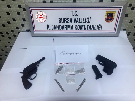 Eşi ile ilişkisi olduğunu düşündüğü için öldürmüş 