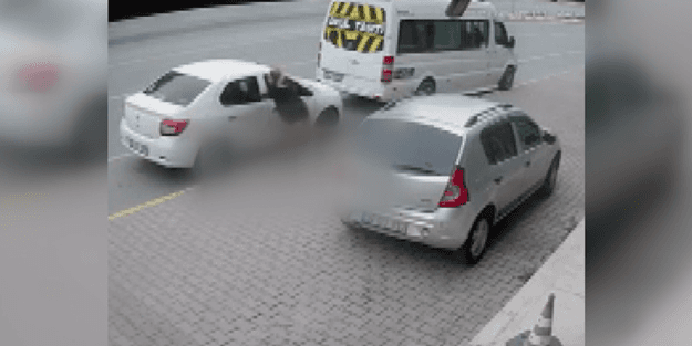 Eşi ile tartıştı! Sinirini kocasının aracından çıkardı
