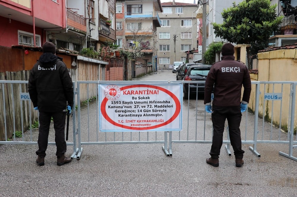 Eşi korona virüs tedavisi gören yaşlı kadın ölünce sokak karantinaya alındı 
