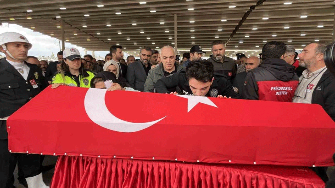 Eşi tabutunu böyle öptü! Şehit Polis Şeyda Yılmaz son yolculuğuna uğurlandı!