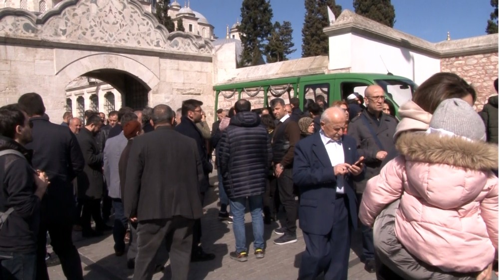 Eşi tarafından bıçakla öldürülen bankacı kadın son yolculuğuna uğurlandı 