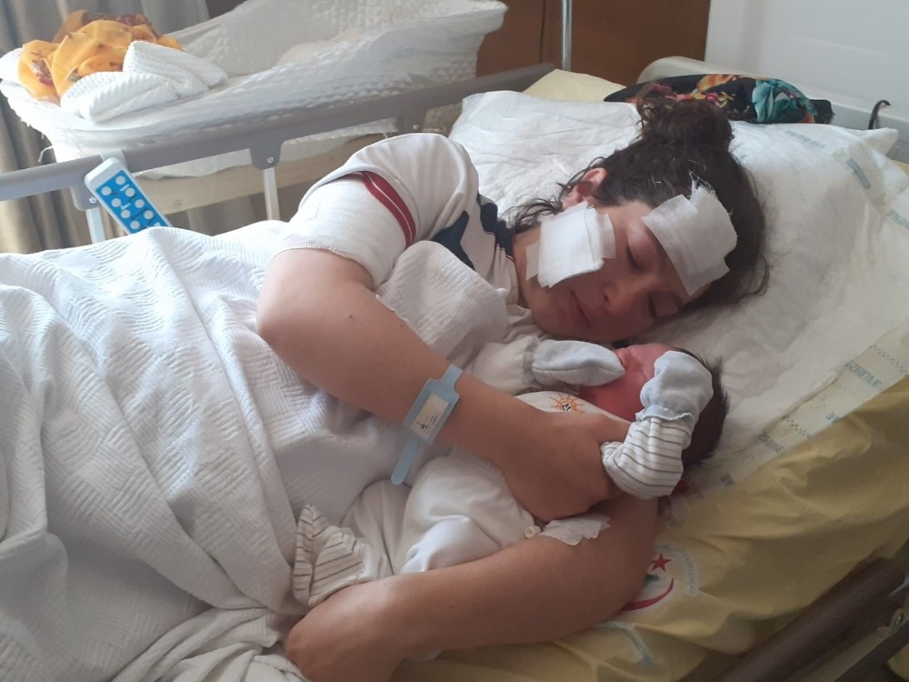 Eşi tarafından bıçaklanan kadın, bebeğini kucağına aldı 