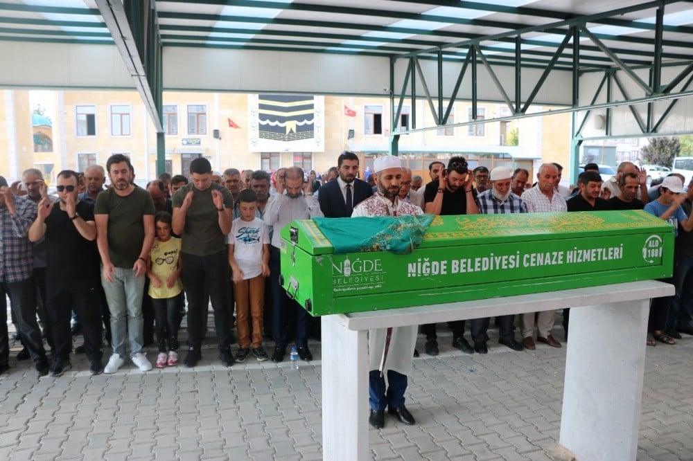 Eşi tarafından öldürülen 5 çocuk annesi kadın son yolculuğuna uğurlandı 