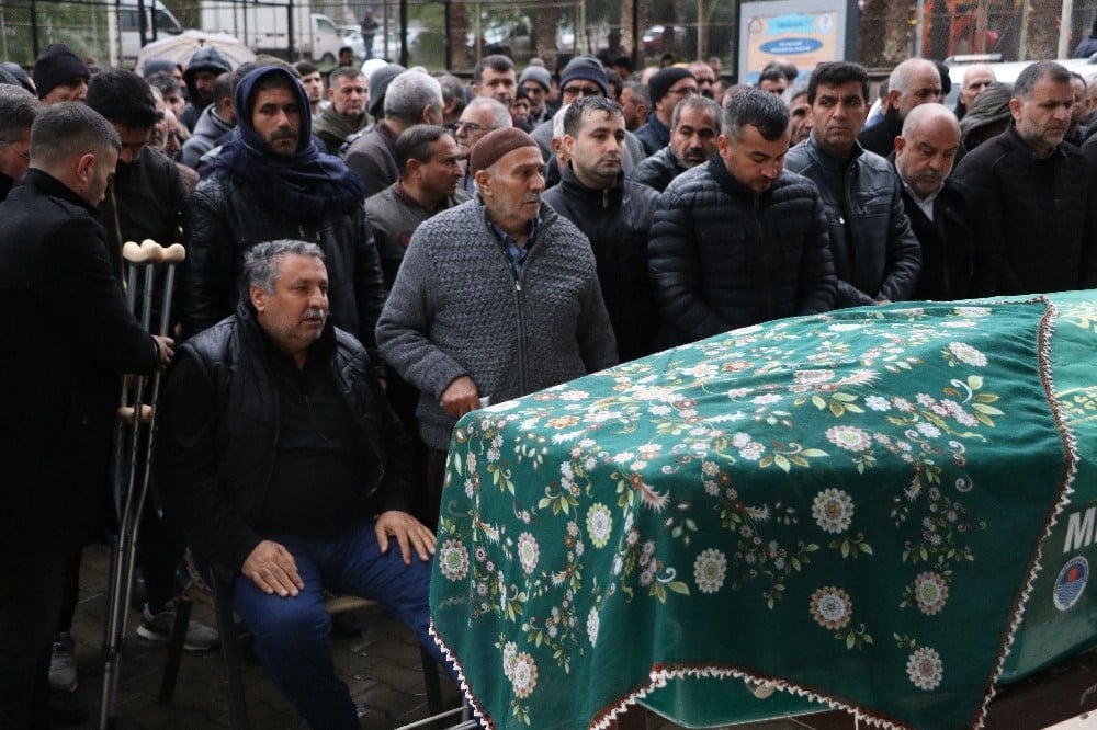 Eşi tarafından öldürülen üniversite öğrencisi kadın son yolculuğuna uğurlandı 