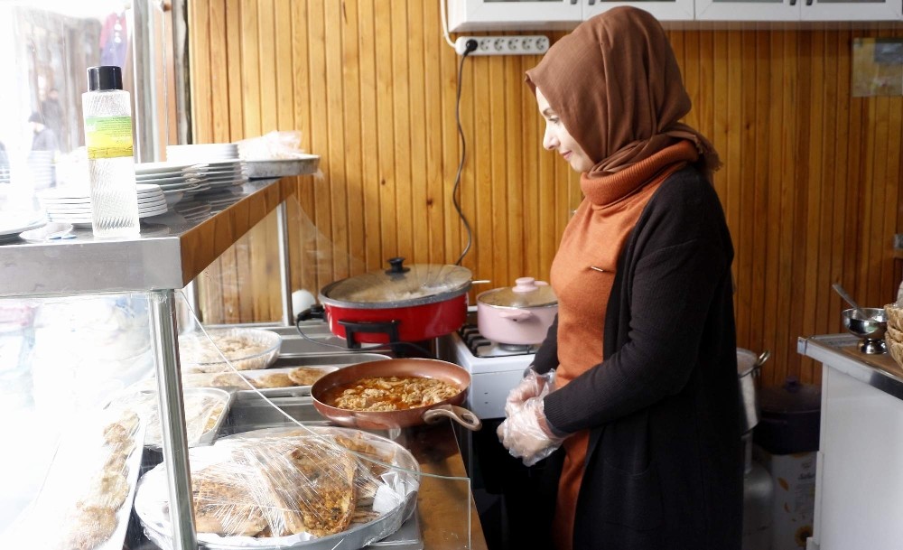 Eşi terk etti, tek başına verdiği hayat mücadelesinde iş yeri sahibi oldu 
