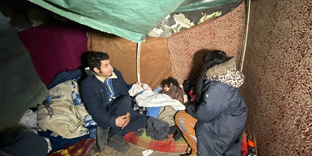 Eşi ve 3 yaşındaki kızıyla mağara gibi depoda yaşıyor! Yiyecek ekmekleri yok