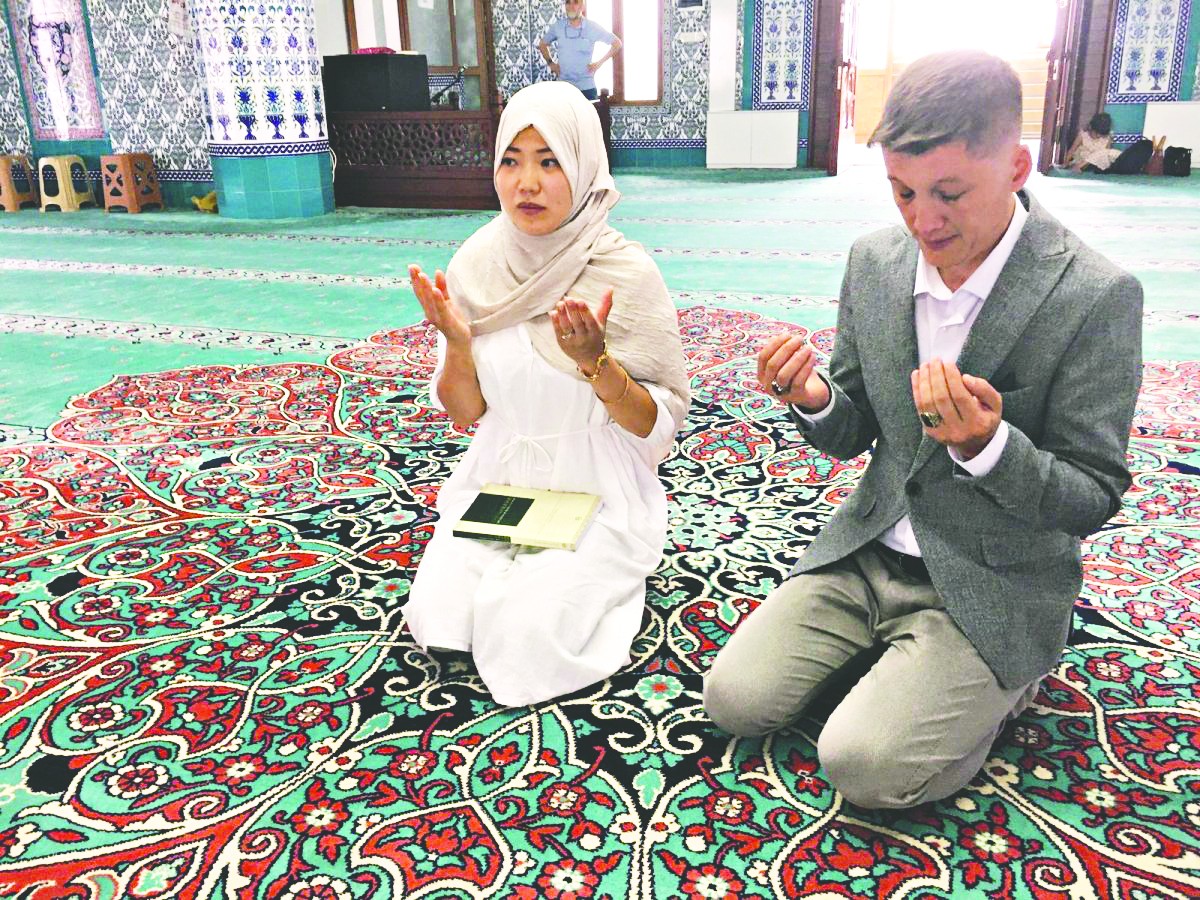 Eşi vesile oldu! Kütahya’da yaşayan Japon kadın İslam’la şereflendi