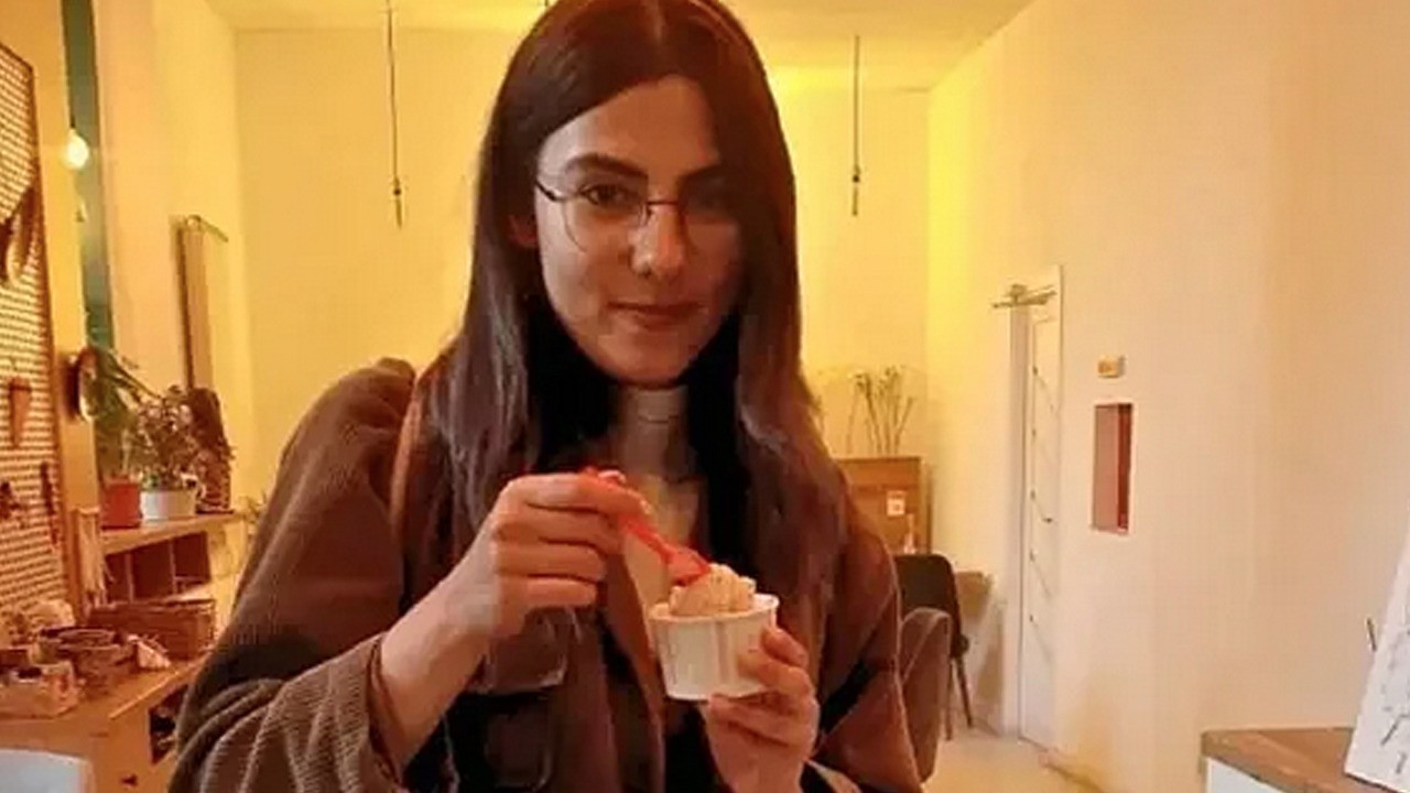 Esila’nın eline o pankartı kim verdi?