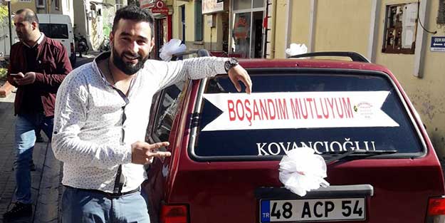 Eşinden boşandı, şehir turu atarak kutladı