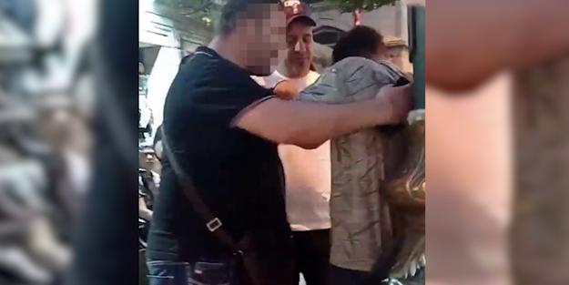 Eşine çarpan kağıt toplayıcısını darbetti! '5 dakika bekle burada'
