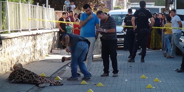 Eşine ve kızına kurşun yağdırdı
