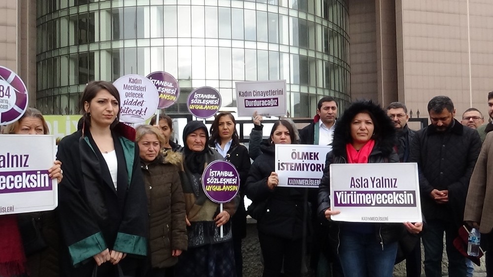 Eşini alnından vurduğu iddia edilen sanığın yargılanmasına devam edildi 