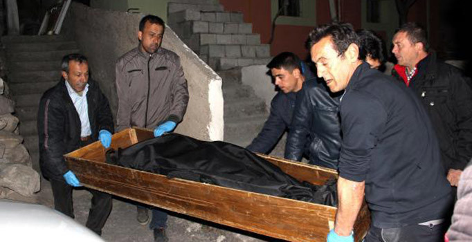 Eşini baltayla öldürdü