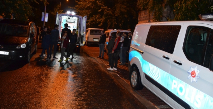 Eşini bıçakladı balkonda uyuya kaldı
