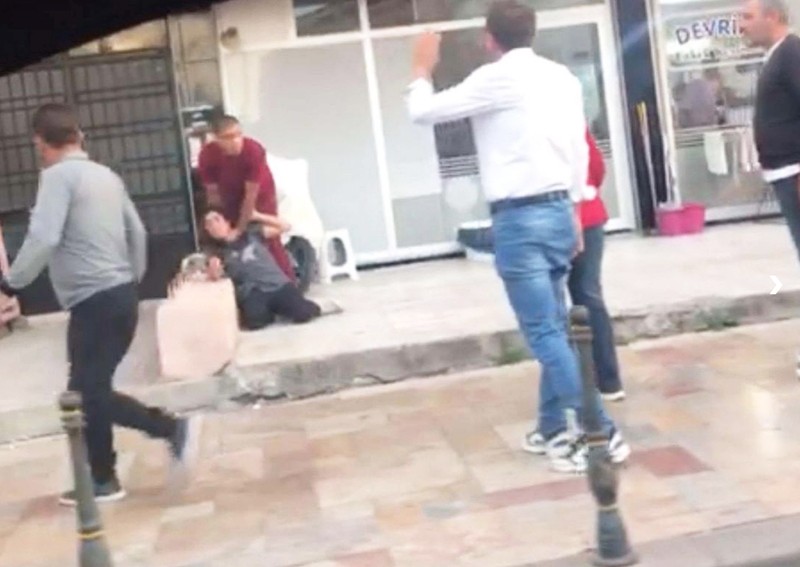 Eşini bıçakladı, yerde sürükledi ve linç edildi