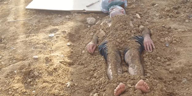 Eşini diri diri toprağa gömdü, başında dua etti! Sebebini duyan polisler olay yerinden hemen ayrıldı
