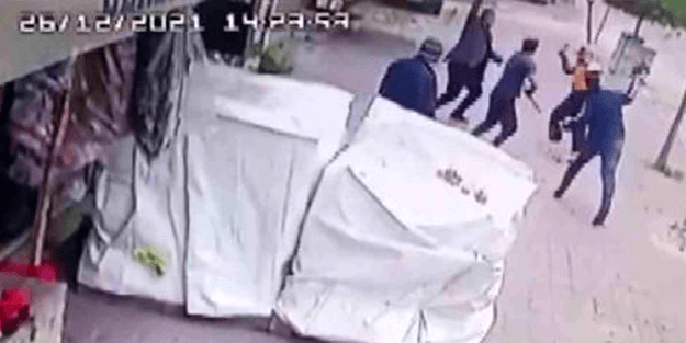 Eşini dövüp kayınbiraderini bıçakladı! Mahallelinin elinden zor aldılar