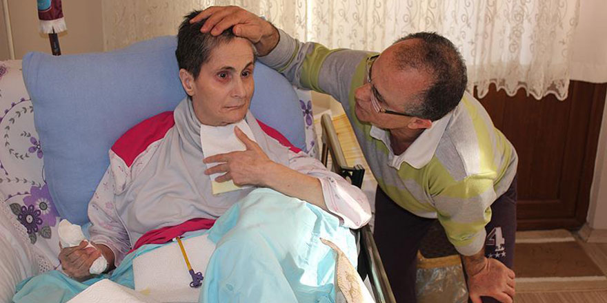 Eşini enjektörle besliyor