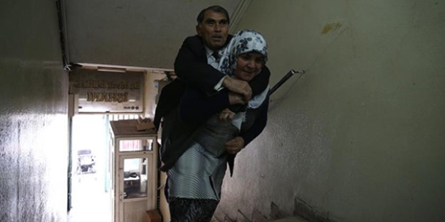 Eşini hem 'gönlünde' hem de 'sırtında' taşıyor