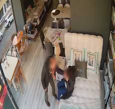 Eşini mobilya mağazasında darbetti!