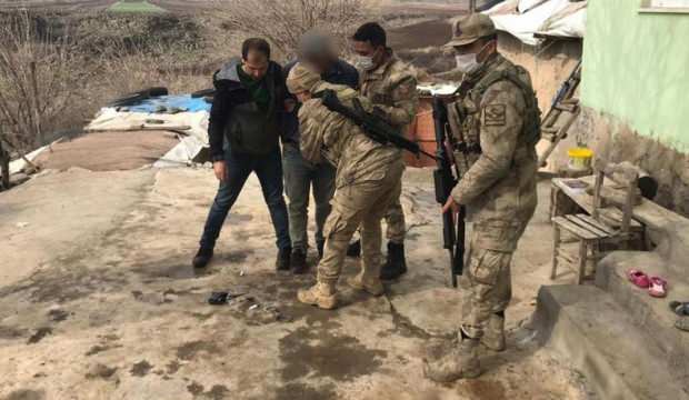 Eşini öldüren adam ahırda enselendi