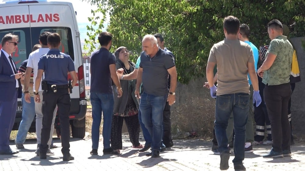 Eşini pompalı tüfekle öldürüp sonra da intihar etti 