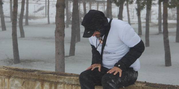 Eşinin 6 yıl önce Amerika’ya götürdüğü oğlu için kar, tipi demeden yürüyerek Türkiye’yi dolaşıyor