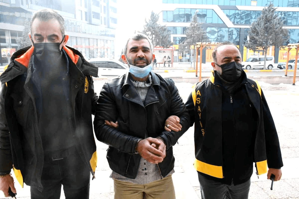 Eşinin boğazını kesti, 