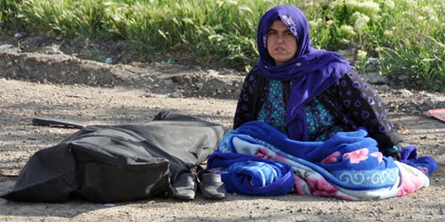 Eşinin cesedi başından ayrılamadı