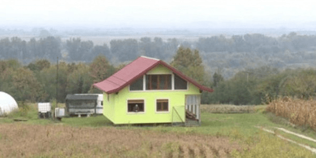 Eşinin dırdırından bıktı, 360 derece dönen ev yaptı