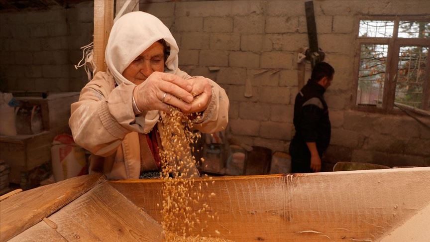 Eşinin emaneti asırlık değirmenin çarkını döndürüyor