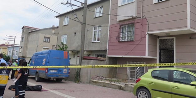 Eşinin evinde başka şahıs görünce dehşet saçtı