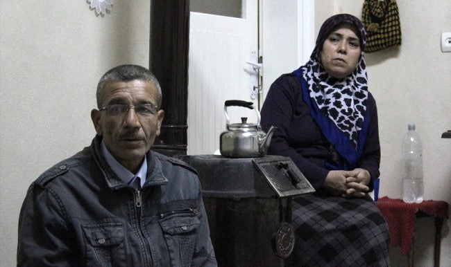 Eşinin kabrini ziyaret edememenin üzüntüsünü yaşıyor