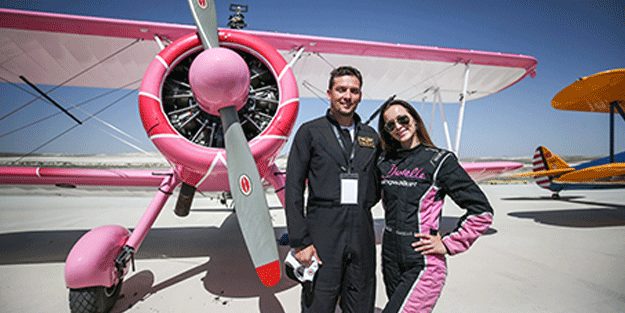 Eşinin kullandığı uçağın kanatlarında yürüyerek gösteri sunuyor