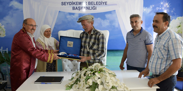 Eşiyle 40 yıl sonra resmi nikah masasına oturdu