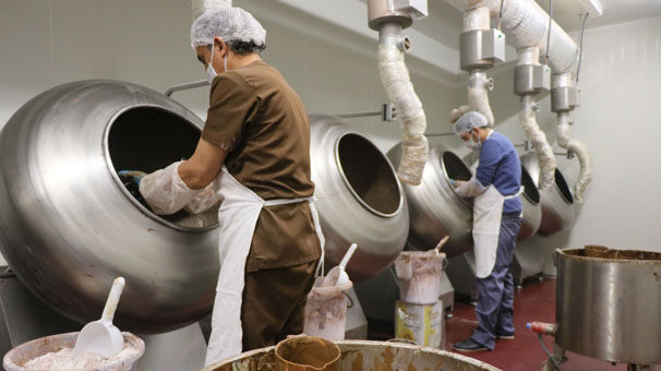 Eşiyle fazla vakit geçirmek için çikolata imalathanesi kurdu