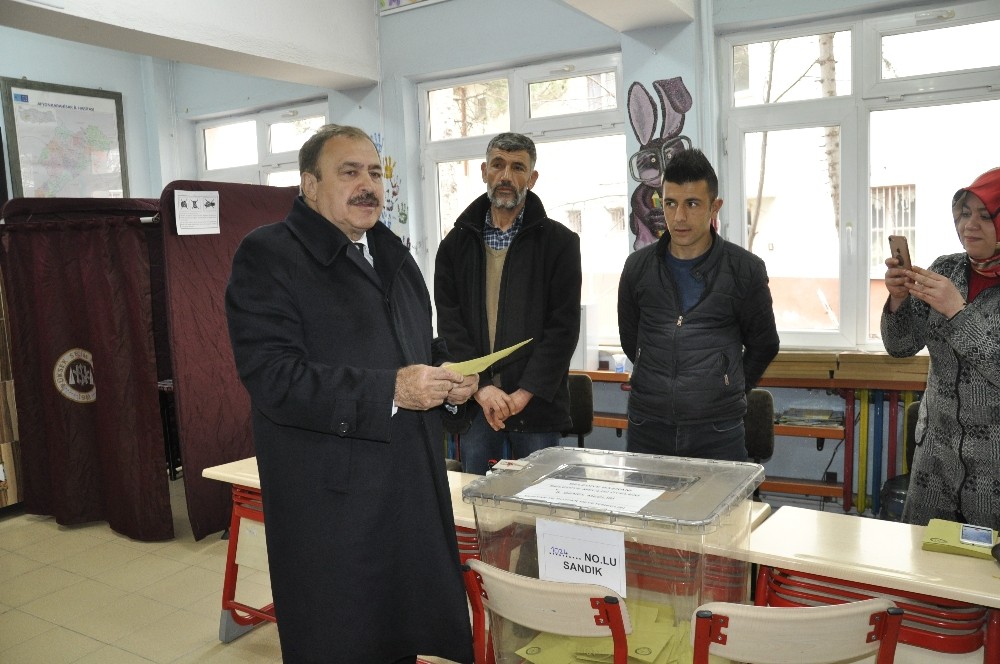 Eski Bakan Eroğlu baba ocağı Şuhut’ta oyunu kullandı 