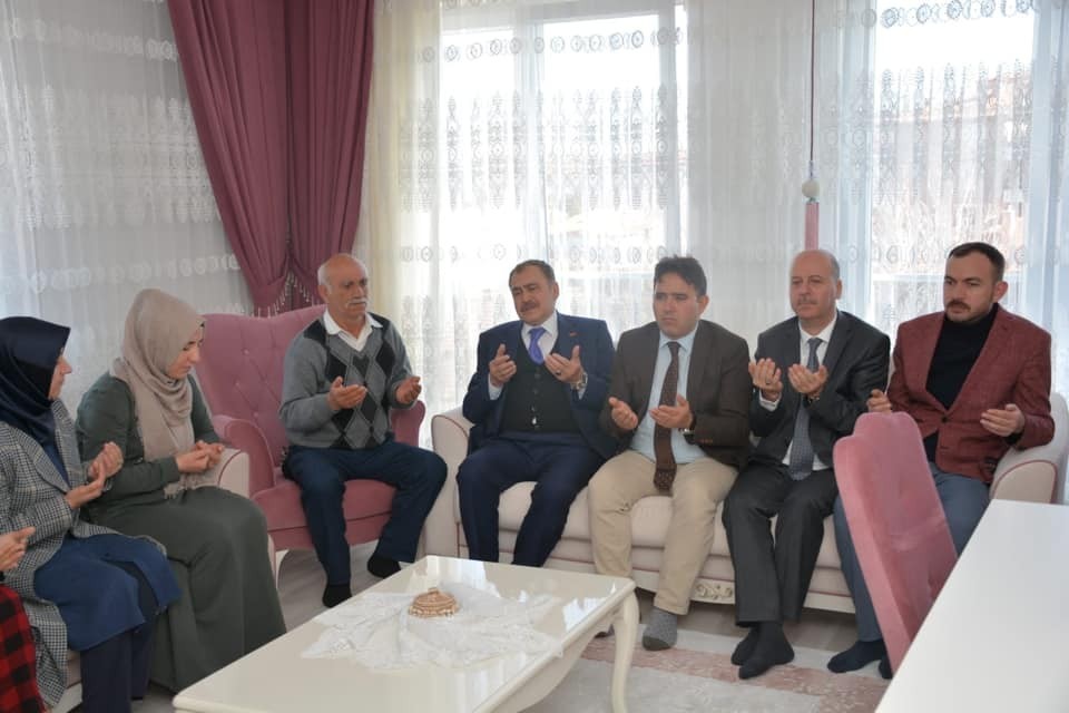 Eski Bakan Eroğlu memleketi Şuhut’ta şehit ailelerini ziyaret etti 