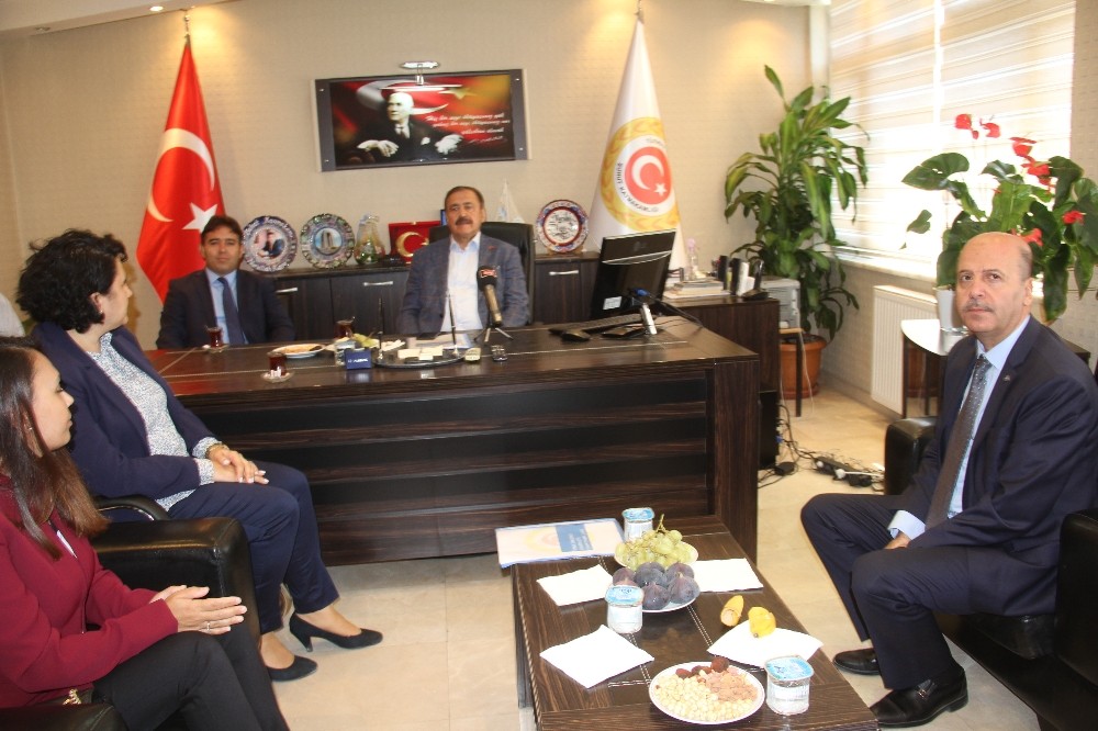 Eski Bakan Eroğlu Şuhut Kaymakamlığı’nı ziyaret etti 