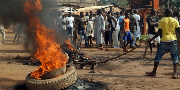 Eski bakanın aracı ateşe verildi