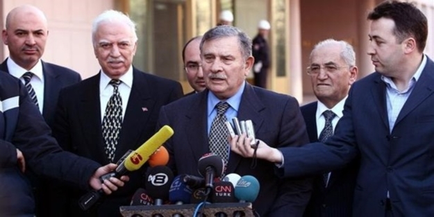 Eski Başbakan Yıldırım Akbulut hastaneye kaldırıldı
