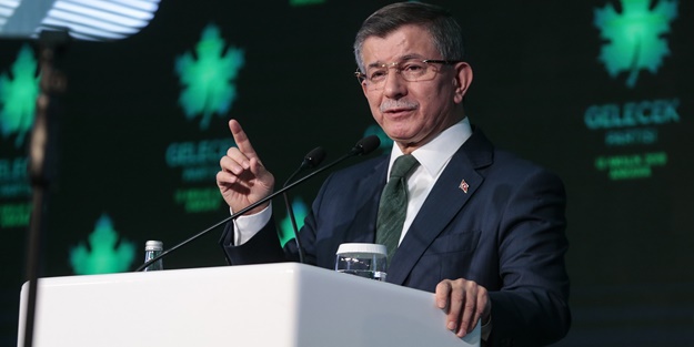 Eski Başdanışmanı Ahmet Davutoğlu'nu fena bombaladı
