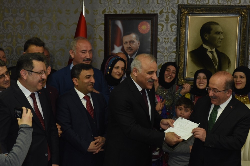 Eski başkana çiçek yerine dekont verdi 