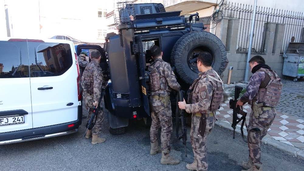 Eski belediye başkanı 1 kişiyi vurdu, 2 akrabasını rehin aldı 