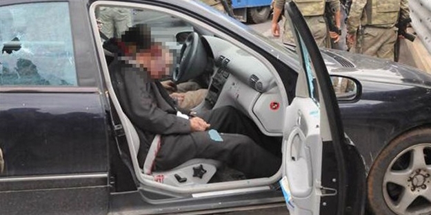 Eski belediye başkanı ve oğlu öldürüldü