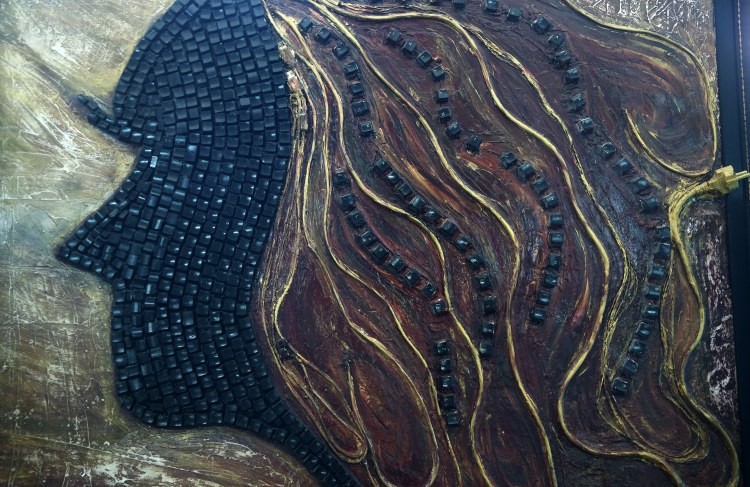 Eski bilgisayar parçalarından sanat eseri tablolar