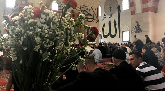 'Eski Camii' cemaati cuma namazını çiçekler arasında kıldı