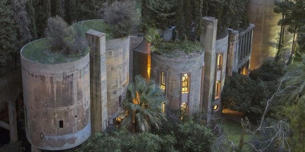 Eski çimento fabrikasını eve dönüştürdü!